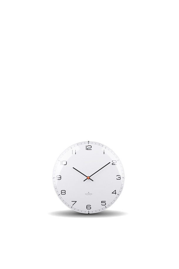 HUYGENS(휘겐스) 월클락 아라빅 돔 25_화이트는 미니멀, 클래식, 모던 스타일을 아우르는 실내용 벽시계입니다. 돔형 글라스 커버 디자인과 아라비아 숫자 패턴이 특징이며, 화이트 색상으로 깔끔함을 더합니다. 유리와 스테인리스 스틸 소재로 제작되어 내구성이 뛰어나며, AA 건전지 1개로 작동하는 무소음 쿼츠 무브먼트를 탑재하여 소리 없이 부드럽게 시계 바늘이 움직입니다. 또한 재활용 가능한 소재를 사용하여 제작되었으며 디자인 등록된 제품입니다. 심플하면서도 세련된 디자인으로 어떤 공간에나 잘 어울립니다.
