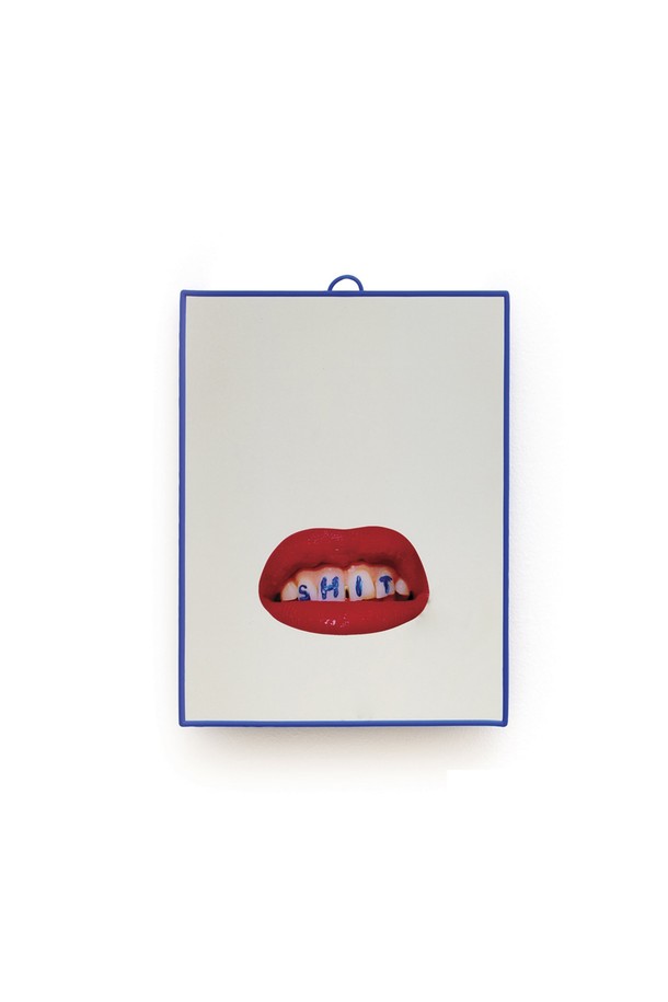 TP미러시트 17.5 x 23은 유리와 플라스틱 소재로 제작된 거울입니다. 17.5 x 23 cm 크기로, Toiletpaper 매거진의 독창적인 아트워크 프린트가 돋보이는 디자인입니다. 인테리어 장식용으로 적합하며, 아티스틱하고 모던한 스타일을 연출합니다. 라이프스타일 컬렉션의 일부이며, 프레임 코너에 자연스러운 제작 특성이 있을 수 있습니다.
