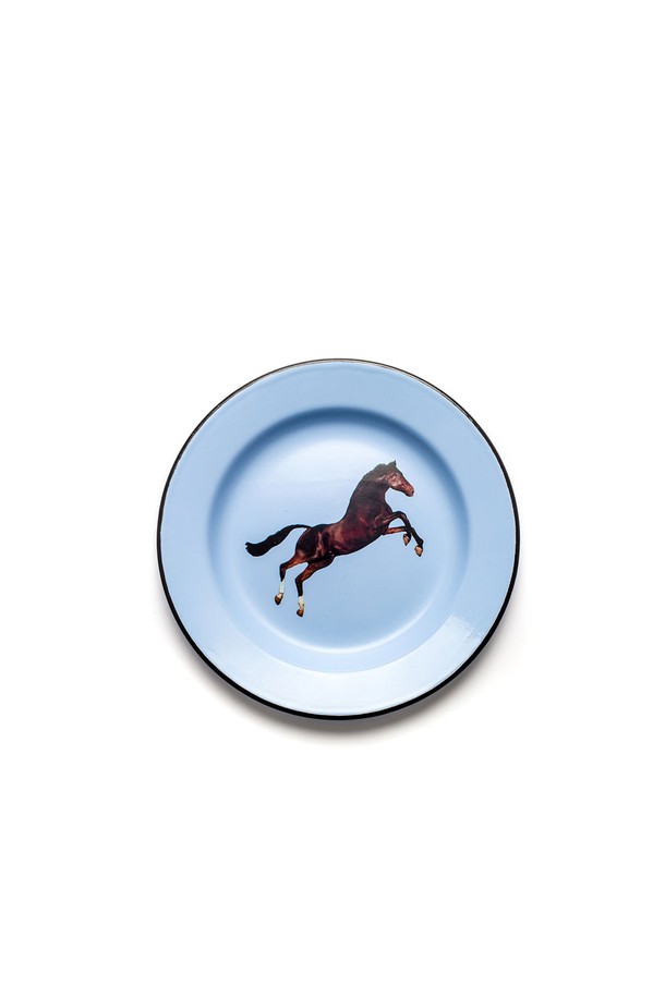 TP에나멜플레이트홀스26은 예술적인 디자인이 돋보이는 식기/테이블웨어입니다. 에나멜 소재에 26cm의 넉넉한 사이즈로, Toiletpaper 매거진의 이미지를 프린트하여 유니크한 매력을 더했습니다. 블루 컬러 바탕에 말과 애니멀 패턴이 섬세하게 표현되어 장식용으로도 활용 가능합니다. 제품 제작 과정상 작은 점, 기포, 불분명한 엣지라인이 있을 수 있으며, 이는 제품의 자연스러운 특징입니다. 라이프스타일 컬렉션으로, 개성 있는 테이블 세팅을 연출해보세요.

