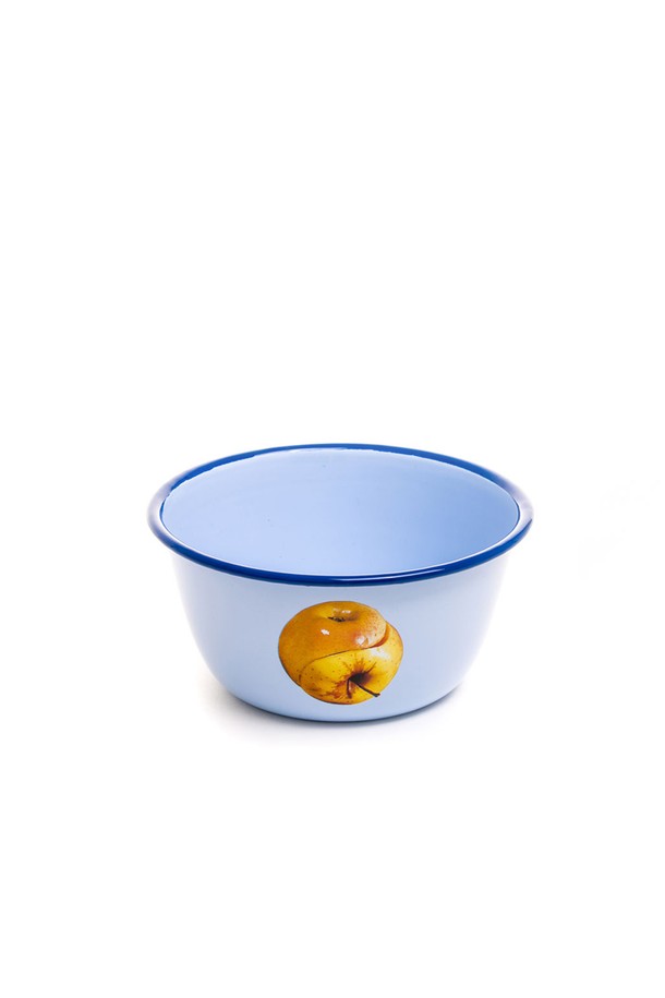 TP에나멜볼애플17x8은 Toiletpaper 매거진의 예술적 모티프를 담아 사과 모양으로 디자인된 주방용품입니다. 에나멜 소재로 제작되어 높은 열전도성을 자랑하며, 음양 기호, 뱀 모티프 등의 독특한 패턴이 프린트되어 있습니다. 사이즈는 Ø 17 x 8 cm이며, 식기 용도로 사용하기 적합합니다. 전자레인지 사용 및 직접적인 화염 접촉은 피해주시고, 급격한 온도 변화에 유의하여 사용하세요. 소재 특성상 기포나 불분명한 엣지가 있을 수 있으며, 뜨거운 내용물을 담을 시 손잡이가 뜨거워질 수 있습니다.