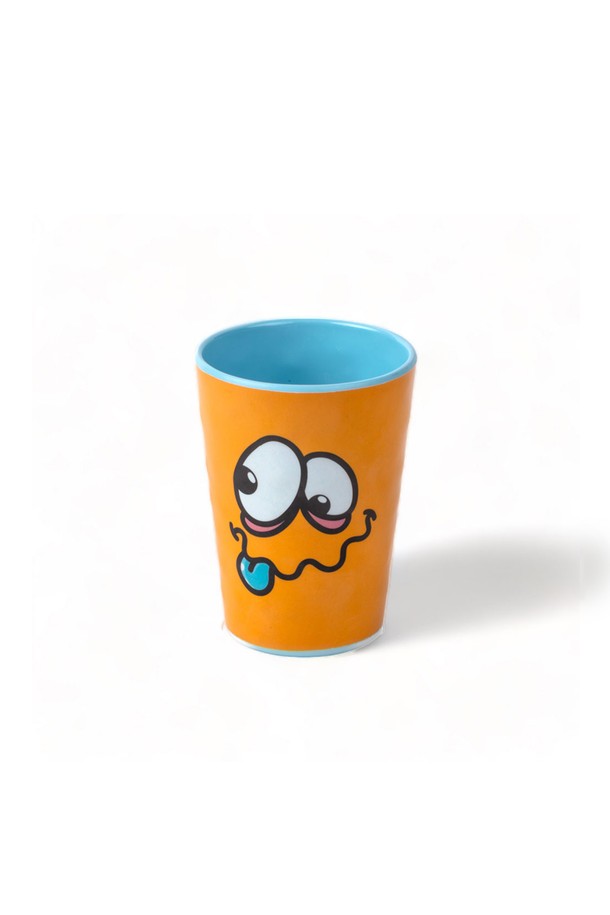 AT몬스터스멜라민컵 지안니 H11.7은 멜라민 소재로 제작된 컵/머그입니다. 오렌지, 블루 색상에 캐릭터, 프린트 무늬가 특징이며, 식기세척기 사용이 가능합니다. 수작업으로 제작되었으며, 디자이너 콜라보레이션으로 디자인되었습니다. 전자레인지 사용, 직접적인 열 노출, 급격한 온도 변화는 피해야 합니다. 식기세척기는 60-70도 사이에서 사용하시고, 제품 마감, 크기, 무게와 색상은 약간의 차이가 있을 수 있습니다.
