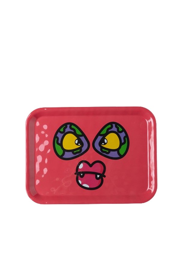 AT 몬스터스멜라민트레이 티나 43.4 x 31.9는 멜라민 소재의 핑크색 트레이입니다. 캐릭터와 프린트 무늬가 특징이며, 식기용으로 제작되었습니다. 수작업으로 제작된 반투명 소재의 제품으로, Art de la Table 컬렉션에 속합니다. 디자이너 Gianpiero D'Alessandro의 감성을 담아냈으며, 식기세척기는 60~70도에서 사용 가능하나 전자레인지 사용 및 직접적인 화기 노출은 피해야 합니다. 제품별 마감, 크기, 무게, 색상에 약간의 차이가 있을 수 있습니다.
