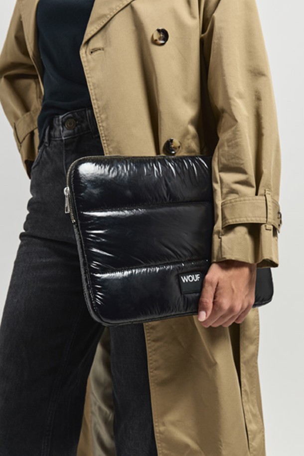 WO(더블유오) 글로시 블랙 글로시 랩탑 슬리브 13 & 14는 미니멀, 클래식, 시크 스타일을 추구하는 여성들을 위한 노트북 파우치입니다. 방수 및 충격 보호 기능을 갖춘 사각 디자인으로, 퀄팅 패턴과 실리콘 라벨이 세련된 포인트를 더합니다. 재활용 소재의 나일론, 폴리아미드 혼방 소재에 양면 퀄팅 패딩으로 마감하여 13-14인치 노트북을 안전하게 보호하며, YKK 지퍼를 사용하여 내구성을 높였습니다. 출근룩, 오피스룩, 카페룩 등 다양한 TPO에 잘 어울립니다.
