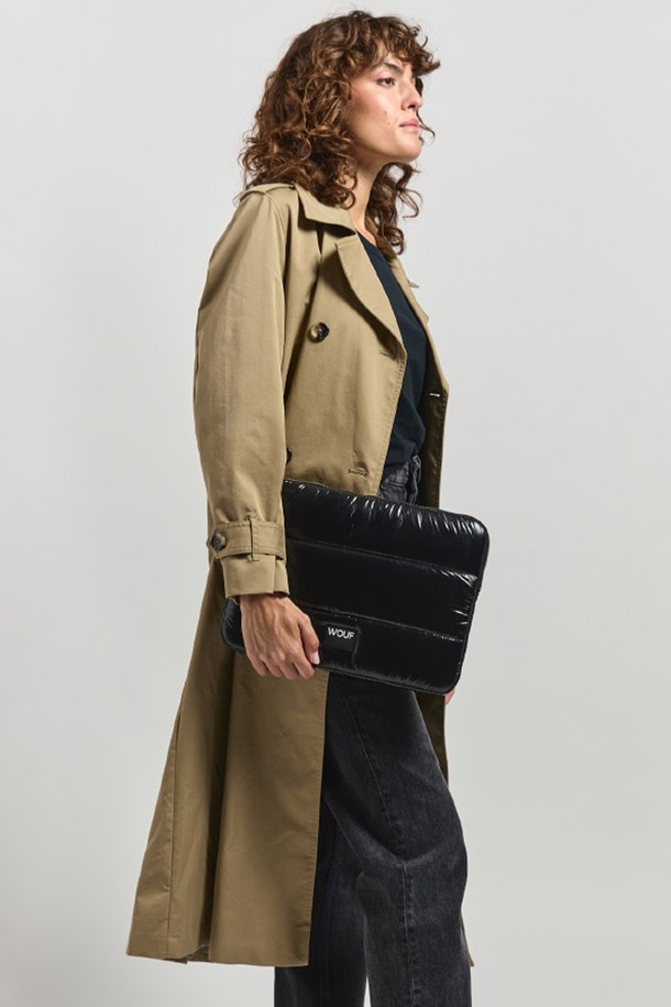 WO(더블유오) 글로시 블랙 글로시 랩탑 슬리브 13 & 14는 미니멀, 클래식, 시크 스타일을 추구하는 여성들을 위한 노트북 파우치입니다. 방수 및 충격 보호 기능을 갖춘 사각 디자인으로, 퀄팅 패턴과 실리콘 라벨이 세련된 포인트를 더합니다. 재활용 소재의 나일론, 폴리아미드 혼방 소재에 양면 퀄팅 패딩으로 마감하여 13-14인치 노트북을 안전하게 보호하며, YKK 지퍼를 사용하여 내구성을 높였습니다. 출근룩, 오피스룩, 카페룩 등 다양한 TPO에 잘 어울립니다.
