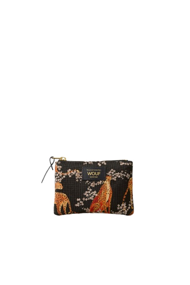 WO 데일리 살로메 스몰 파우치 13x9x1.5는 미니멀하고 캐주얼한 스타일을 추구하는 여성 고객을 위한 파우치입니다. 블랙 컬러의 폴리에스테르 소재로 제작되었으며, 방수 기능을 갖춰 일상생활에서 유용하게 사용할 수 있습니다. 재활용 소재를 사용하여 친환경적인 가치를 더했으며, YKK 지퍼와 리사이클 가죽 지퍼풀, 친환경 잉크를 사용하는 등 세심한 부분까지 신경 썼습니다. 가방은 사각 형태로, 스몰 사이즈의 컴팩트한 수납 공간을 제공합니다. 
