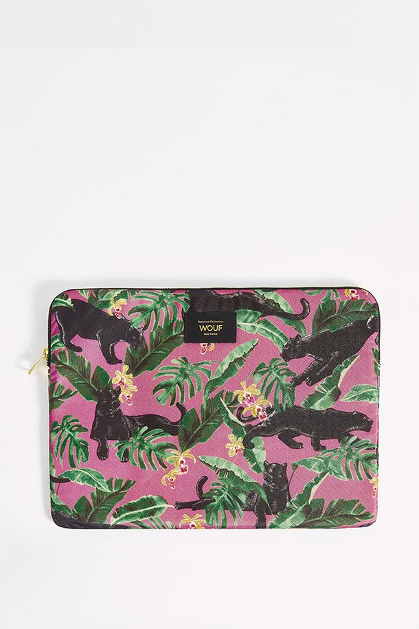 WO 데일리 로즈유카타 랩탑 슬리브 13 & 14는 13~14인치 노트북을 위한 여성용 파우치/슬리브입니다. 핑크와 그린 컬러의 플라워 프린트가 돋보이며, 캐주얼, 미니멀, 걸리시 스타일의 카페룩에 잘 어울립니다. 충격 보호와 패딩 기능을 갖춘 사각형 디자인으로, 양면 패딩 처리 및 재활용 소재를 사용하여 제작되었습니다. YKK 지퍼와 가죽 지퍼풀 디테일로 마감하여 데일리 컬렉션의 필수 아이템으로, 일상생활에서 편리하게 사용할 수 있습니다. 친환경 소재를 사용하여 환경까지 생각한 제품입니다.
