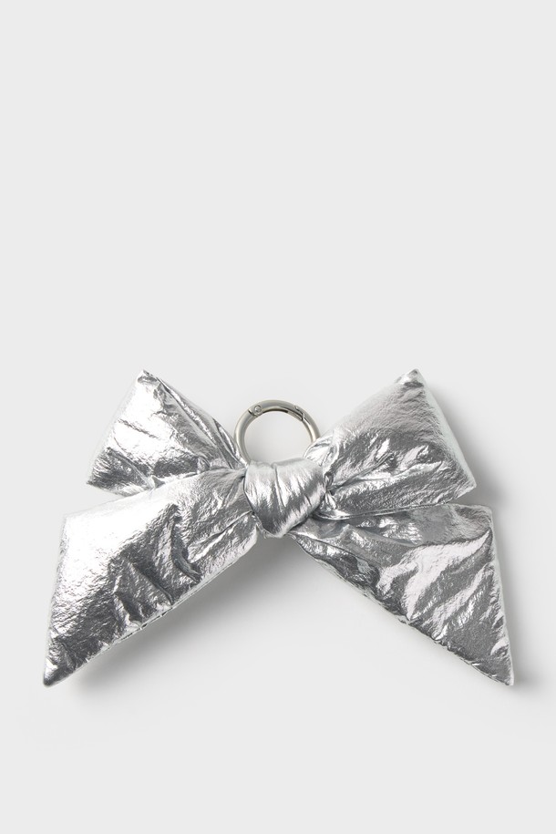 WO 악세서리 실버 보우 참 15x13x2는 여성용 가방 참으로, 은은한 실버 컬러가 돋보이는 제품입니다. 리본 디자인과 보우 패턴이 걸리시하고 클래식한 스타일을 연출하며, 폴리에스터와 재활용 폴리에스터 소재로 제작되어 환경 친화적입니다. 탈부착 가능한 키링과 클립이 있어 가방에 간편하게 포인트를 줄 수 있습니다. 데이트룩, 쇼핑룩, 카페룩 등 다양한 TPO에 미니멀하게 매치하여 세련된 스타일을 완성해 보세요.

