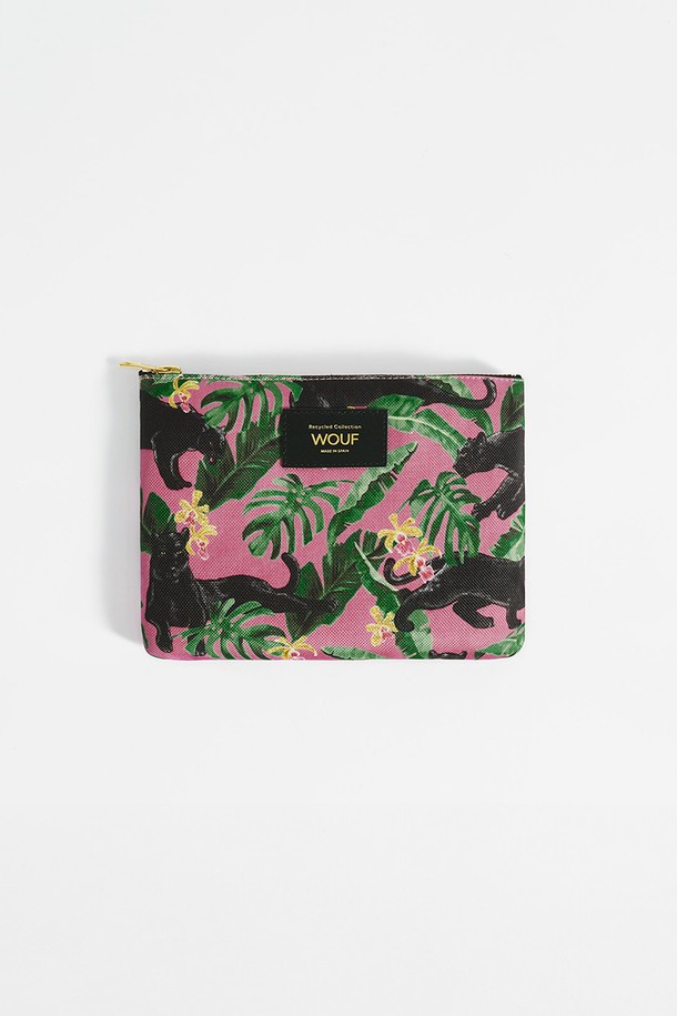 WO 데일리 로즈유카타 파우치 21x15x1.5는 여성스러운 로즈 컬러의 플라워 패턴이 돋보이는 파우치입니다. 가볍고 튼튼한 폴리에스테르 소재로 제작되었으며, 가죽 지퍼풀 디테일로 고급스러움을 더했습니다. 미디엄 사이즈로 수납 공간이 넉넉하며, 방수 기능을 갖춰 일상과 여행에서 유용하게 사용할 수 있습니다. 재활용 소재와 친환경 잉크, 지속 가능한 소재를 사용하여 환경까지 생각한 미니멀, 캐주얼, 로맨틱 스타일의 파우치입니다. 여행룩, 휴가룩에 매치하여 사랑스러운 분위기를 연출해 보세요.
