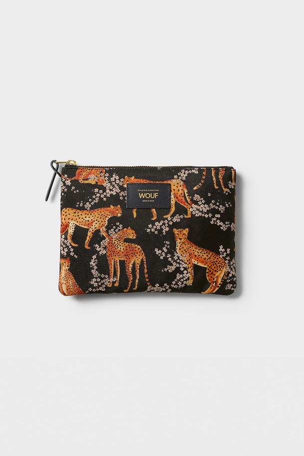 WO 데일리 살로메 파우치 21x15x1.5는 여성용 파우치로, 캐주얼, 리조트, 미니멀 스타일을 추구하는 분들께 적합합니다. 올리브 컬러의 폴리에스테르 소재에 레오파드와 플라워 패턴이 돋보이며, 미디엄 사이즈의 사각 형태입니다. 방수 기능을 갖춘 지퍼형 잠금 방식으로 내용물을 안전하게 보호하며, 재활용 소재 사용, YKK 지퍼, 단일 수납공간, 친환경 포장으로 제작되었습니다. 여행룩, 휴가룩, 산책룩 등 다양한 TPO(Time, Place, Occasion)에 활용하기 좋습니다.

