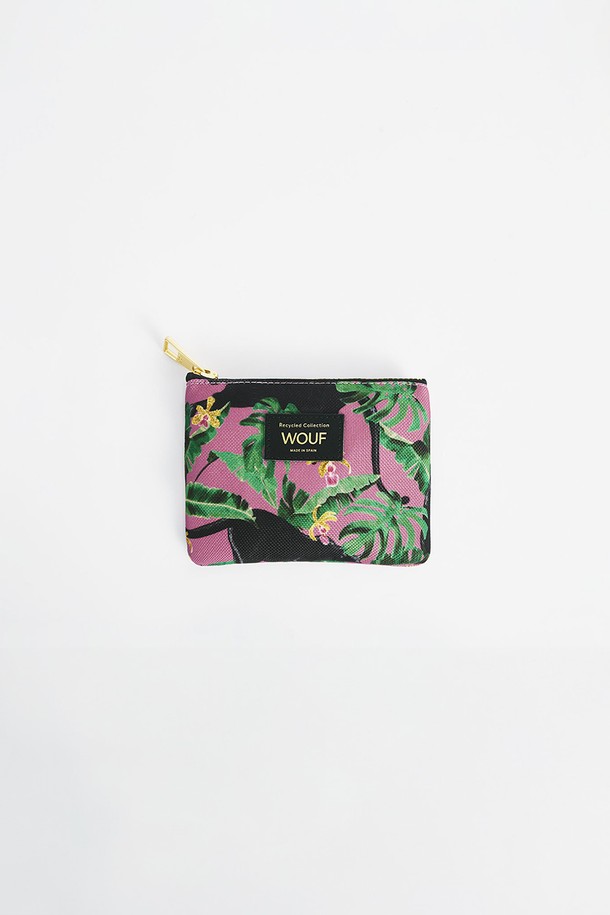 WO 데일리 로즈유카타 스몰 파우치 13x9x1.5는 그린과 핑크 두 가지 색상으로 만나볼 수 있는 여성용 파우치입니다. 플라워 패턴의 폴리에스테르 소재로 제작되어 캐주얼, 걸리시, 로맨틱 스타일을 연출하기 좋으며, 데이트룩이나 카페룩에 포인트를 더할 수 있습니다. 13x9x1.5cm의 스몰 사이즈에 사각 모양으로 제작되었으며, 넉넉한 수납력과 방수 기능을 갖춰 실용성을 높였습니다. 재활용 소재와 YKK 지퍼, 리사이클 가죽 지퍼풀을 사용하여 친환경적인 가치를 더했으며, FSC 인증 패키지와 친환경 잉크를 사용하여 환경 보호에 기여합니다. 지퍼형 잠금 방식으로 내용물을 안전하게 보관할 수 있습니다.
