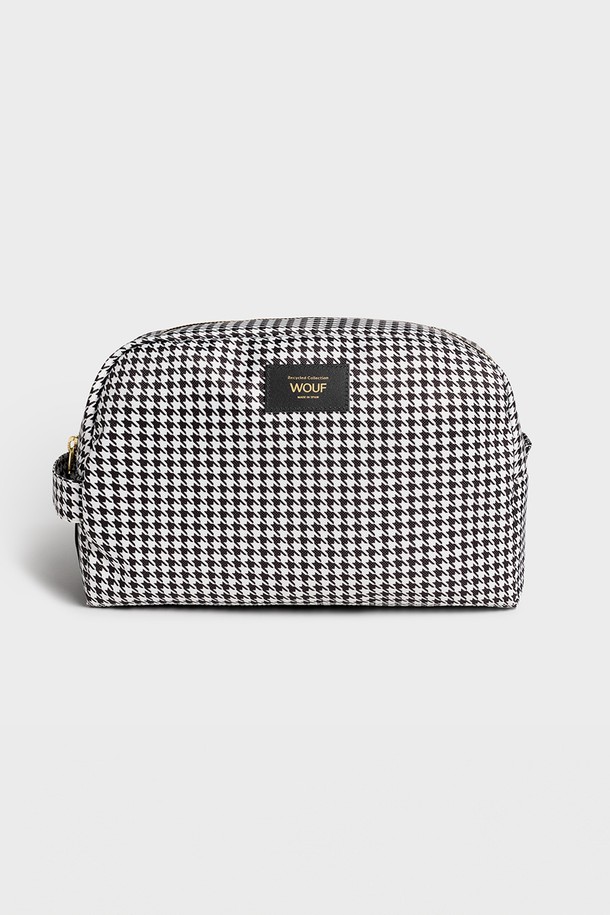 WO 데일리 셀린느 라지 토일레트리백 29.5x23.5x12는 미니멀, 클래식, 캐주얼 스타일을 추구하는 여성들을 위한 토일레트리백입니다. 29.5x23.5x12cm 크기의 넉넉한 수납공간과 방수 기능을 갖춰 여행룩, 휴가룩, 집콕룩 등 다양한 TPO에 활용할 수 있습니다. 블랙과 화이트 컬러의 체크 패턴 폴리에스테르 소재로 제작되었으며, YKK 지퍼와 리사이클 가죽 지퍼풀러, 손잡이 디테일이 돋보입니다. 메인 수납공간 1개, 내부 포켓 3개로 구성되어 있으며, 재활용 소재 74%와 유기농 면 26%를 사용하여 친환경적인 가치를 더했습니다.
