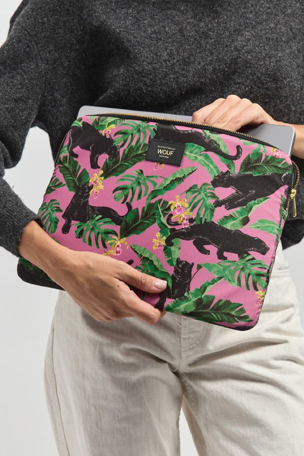 WO 데일리 로즈유카타 랩탑 슬리브 13 & 14는 13~14인치 노트북을 위한 여성용 파우치/슬리브입니다. 핑크와 그린 컬러의 플라워 프린트가 돋보이며, 캐주얼, 미니멀, 걸리시 스타일의 카페룩에 잘 어울립니다. 충격 보호와 패딩 기능을 갖춘 사각형 디자인으로, 양면 패딩 처리 및 재활용 소재를 사용하여 제작되었습니다. YKK 지퍼와 가죽 지퍼풀 디테일로 마감하여 데일리 컬렉션의 필수 아이템으로, 일상생활에서 편리하게 사용할 수 있습니다. 친환경 소재를 사용하여 환경까지 생각한 제품입니다.
