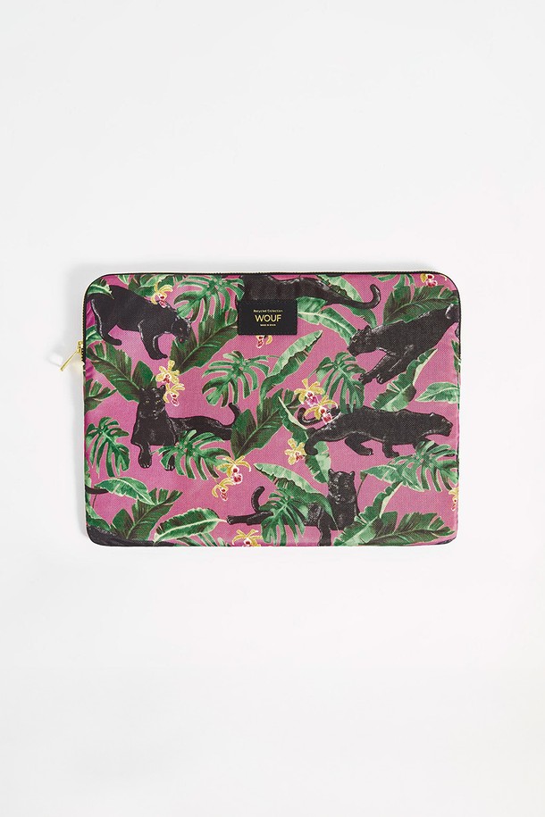 WO 데일리 로즈유카타 랩탑 슬리브 13 & 14는 13~14인치 노트북을 위한 여성용 파우치/슬리브입니다. 핑크와 그린 컬러의 플라워 프린트가 돋보이며, 캐주얼, 미니멀, 걸리시 스타일의 카페룩에 잘 어울립니다. 충격 보호와 패딩 기능을 갖춘 사각형 디자인으로, 양면 패딩 처리 및 재활용 소재를 사용하여 제작되었습니다. YKK 지퍼와 가죽 지퍼풀 디테일로 마감하여 데일리 컬렉션의 필수 아이템으로, 일상생활에서 편리하게 사용할 수 있습니다. 친환경 소재를 사용하여 환경까지 생각한 제품입니다.
