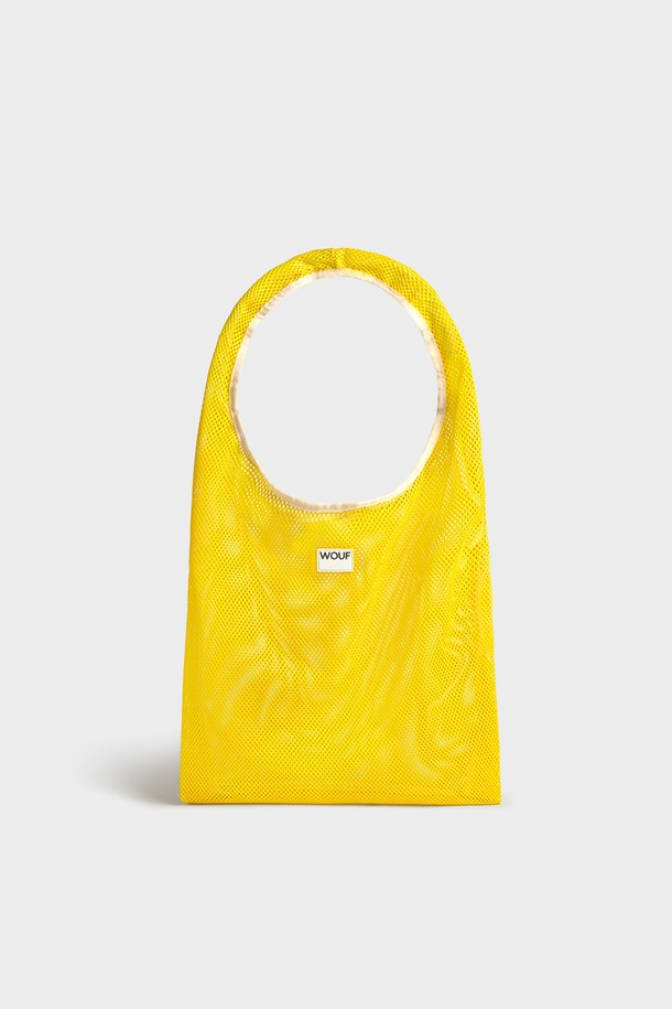 **WO 메쉬 레이 티셔츠백 36x65x2**

미니멀한 디자인이 돋보이는 WO (더블유오) 메쉬 레이 티셔츠백입니다. Ray Blush (레이 블러쉬)와 Onyx (오닉스) 두 가지 색상으로 출시되었으며, 가볍고 튼튼한 폴리에스테르와 면 혼방 소재를 사용하여 데일리 아이템으로 활용하기 좋습니다. 36 x 65 x 2 cm의 미디엄 사이즈 사각 가방으로, 숄더 드롭 길이는 25cm 입니다. 메쉬 디자인이 특징이며, 재활용 소재를 사용해 친환경적입니다. 오픈형으로 편리하게 사용할 수 있으며, OEKO-TEX 인증 잉크를 사용하여 제작되었습니다.
