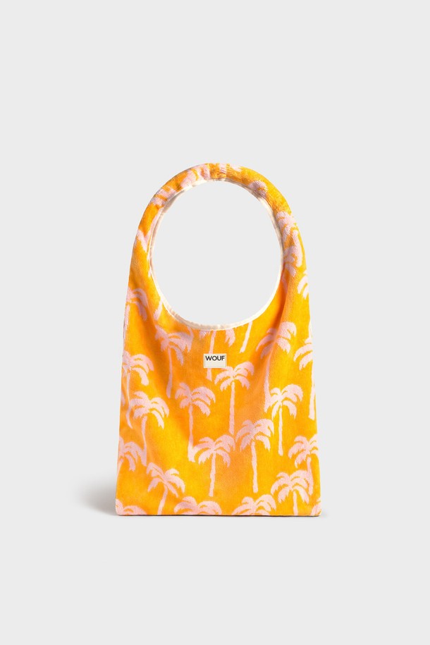 WO 테리 테네리페 토트백은 (36x65x2) 유기농 면 테리 자카드 원단을 사용하여 부드러운 촉감을 선사합니다. 오렌지, 핑크 컬러에 야자수 패턴이 더해져 휴양지룩, 여행룩, 휴가룩에 어울리는 디자인입니다. 숄더 스트랩 길이는 25cm이며, 라지 사이즈로 넉넉한 수납 공간을 제공합니다. GRS 인증 염색 및 마감 공정으로 제작되었으며, 실리콘 라벨 장식으로 포인트를 더했습니다. 오픈형 디자인으로, 해변이나 일상 어디에서든 편안하고 스타일리시하게 사용할 수 있습니다.
