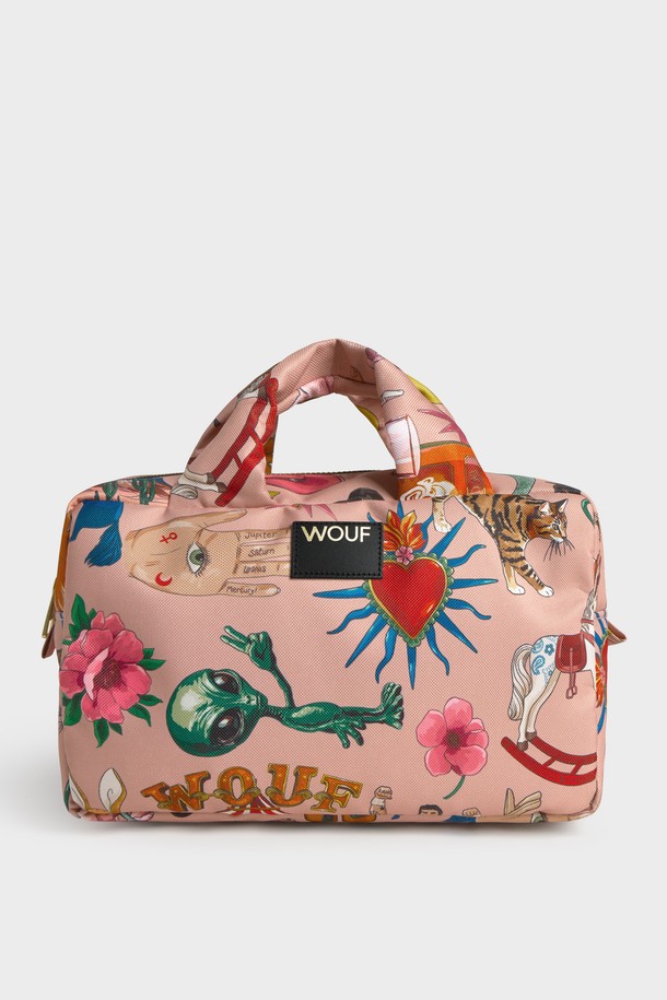 WO(더블유오) 데일리 서커스 라지 토일레트리백 29x18x13은 여성 고객을 위한 가방으로, 핑크 컬러의 플라워 프린트가 돋보이는 라지 사이즈 화장품 파우치입니다. 방수 기능을 갖춘 폴리에스테르와 가죽 소재로 제작되었으며, 사각 모양에 YKK 지퍼를 사용하여 내용물을 안전하게 보호합니다. 재활용 소재를 사용하여 지속가능성을 더했으며, 내부에는 3개의 포켓이 있어 수납력을 높였습니다. 데이트룩, 쇼핑룩, 여행룩에 잘 어울리는 캐주얼, 미니멀, 로맨틱 스타일의 아이템입니다.
