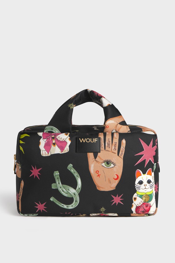 WO 데일리 포르투나 라지 토일레트리백 29x18x13은 여성용 가방으로, 여행, 휴가, 쇼핑 시 미니멀, 캐주얼, 클래식 스타일을 연출하기 좋습니다. 블랙 컬러의 폴리에스테르와 가죽 소재로 제작되었으며, 넉넉한 라지 사이즈에 사각형 모양의 지퍼형 잠금 방식입니다. 재활용 소재를 사용하여 환경을 생각했으며, 내부에는 3개의 포켓과 1개의 메인 수납공간이 있어 넉넉한 수납이 가능합니다. YKK 지퍼를 사용하여 내구성을 높였으며, 방수 기능과 손잡이가 있어 실용적입니다.
