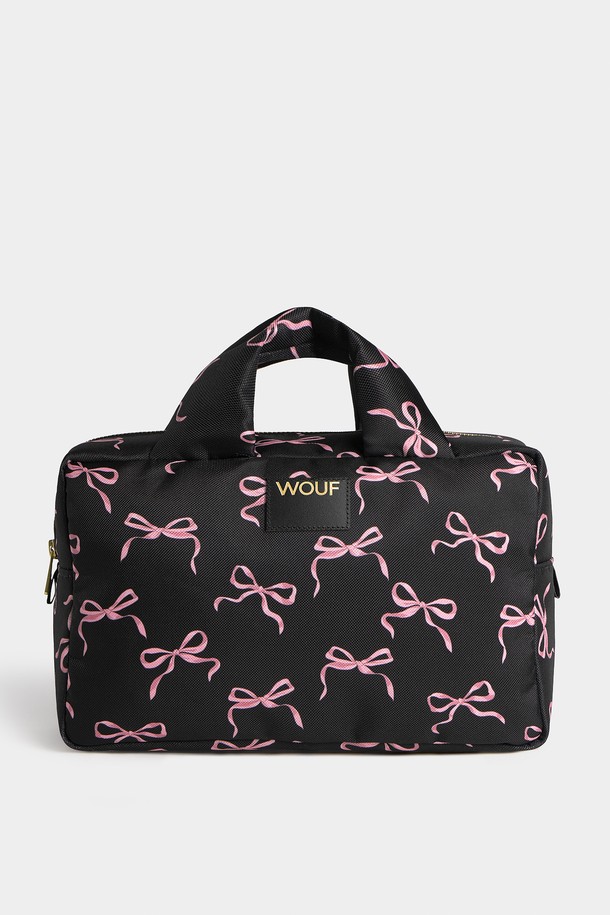 WO 데일리 줄리엣 라지 토일레트리백 29x18x13은 여성용 화장품 가방입니다. 블랙과 핑크 두 가지 색상으로 출시되었으며, 폴리에스테르와 가죽 소재를 사용한 라지 사이즈의 사각 가방입니다. 리본 및 프린트 무늬가 특징이며, 손잡이 디자인이 돋보입니다. 방수 기능을 갖춰 실용적이며, 내부 포켓 3개와 YKK 지퍼, 재활용 소재 사용으로 친환경적인 면모를 더했습니다. 데이트룩, 쇼핑룩, 카페룩 등 다양한 TPO에 미니멀, 클래식, 걸리시 스타일로 연출하기 좋습니다.
