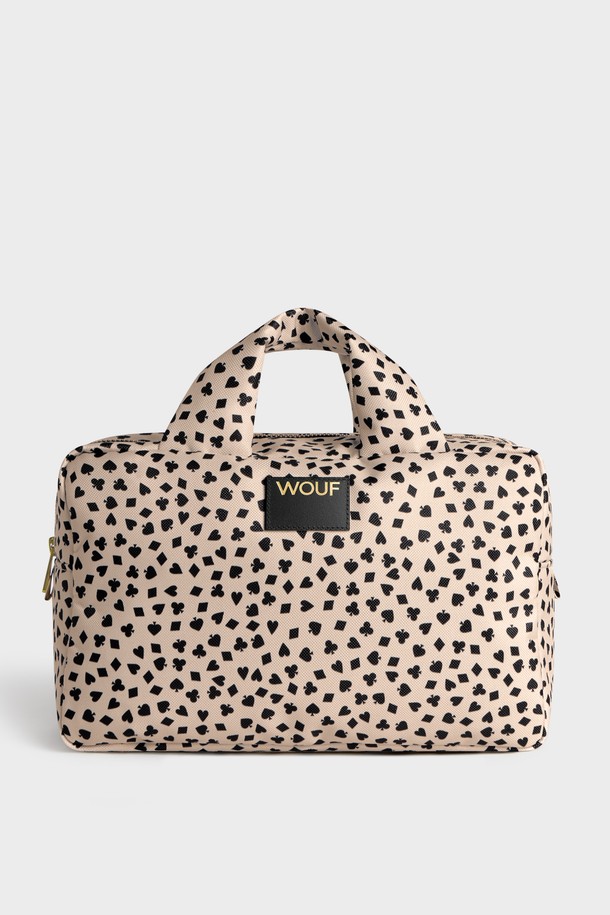 WO 데일리 럭키 라지 토일레트리백29x18x13은 여행, 휴가, 쇼핑 등 다양한 TPO에 어울리는 여성용 화장품 파우치입니다. 미니멀, 캐주얼, 클래식 스타일을 아우르는 디자인으로, 넉넉한 라지 사이즈(29x18x13)의 사각형 형태입니다. 방수 기능을 갖춘 폴리에스테르 및 가죽 혼방 소재에 재활용 소재를 사용하여 실용성을 높였습니다. 내부에는 3개의 포켓과 YKK 지퍼를 적용하여 수납력과 안전성을 강화했습니다. 프린트 패턴이 돋보이는 이 제품은 당신의 데일리 룩에 포인트를 더해줄 것입니다.
