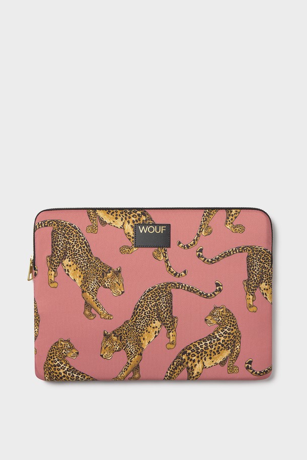 WO 데일리 블러쉬레오파드 랩탑슬리브 13&14는 여성 고객을 위한 미디엄 사이즈 노트북 파우치입니다. 핑크 컬러에 레오파드 (leopard, 표범 무늬)와 애니멀 패턴이 돋보이며, 캐주얼과 미니멀 스타일을 추구하는 분들께 적합합니다. 방수 기능을 갖춘 폴리에스테르와 가죽 소재로 제작되었으며, 사각 형태에 YKK 지퍼를 사용하여 노트북을 안전하게 보호합니다. 13인치 및 14인치 노트북을 수납할 수 있으며, 재활용 소재와 양면 패딩 처리로 충격 보호 기능도 강화했습니다. 데일리 컬렉션으로 실용적인 디자인이 특징입니다.
