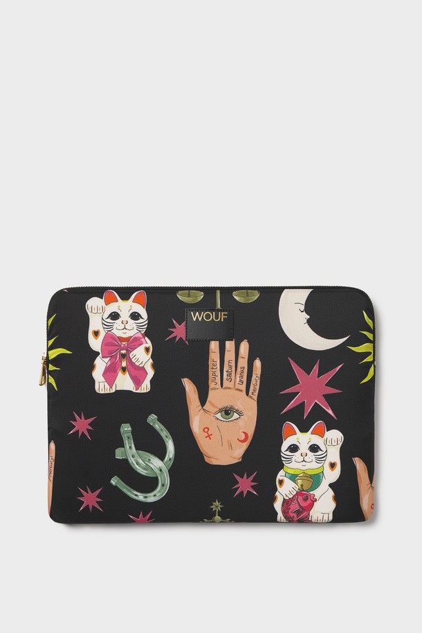 WO 데일리 포르투나 랩탑슬리브 13&14는 여성 사용자를 위해 디자인된 가방입니다. 블랙 컬러의 폴리에스테르와 가죽 소재를 사용하여 미디엄 사이즈로 제작되었으며, 프린트 및 캐릭터 패턴이 특징입니다. 방수 기능과 패딩 처리가 되어 있어 13~14인치 노트북을 안전하게 보호하며, YKK 지퍼를 사용하여 여닫기 편리합니다. 재활용 소재를 사용하여 제작되었으며, 미니멀, 클래식, 캐주얼 스타일의 출근룩, 오피스룩, 카페룩에 잘 어울립니다.