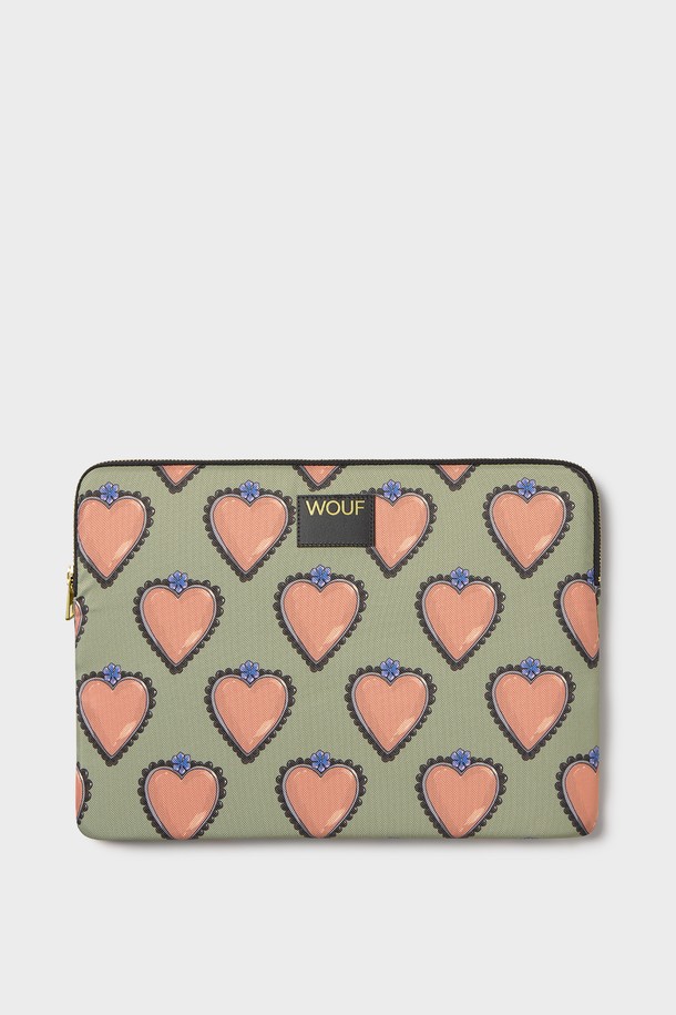 WO 데일리 글로우 랩탑슬리브 13&14는 13인치 또는 14인치 노트북을 안전하게 보호하는 데 특화된 노트북 슬리브입니다. 핑크와 그린 두 가지 사랑스러운 색상으로 출시되었으며, 하트 패턴이 돋보이는 디자인입니다. 충격 흡수 기능과 방수 기능이 있어 외부 충격과 습기로부터 노트북을 보호하며, 친환경 재생 소재를 사용하여 제작되었습니다. YKK 지퍼를 적용하여 부드럽고 안전하게 열고 닫을 수 있으며, 양면 패딩 처리로 노트북을 더욱 안전하게 보호합니다. 데일리 컬렉션 시리즈로, 일상생활에서 노트북을 안전하게 휴대하고 싶은 분들에게 적합합니다.
