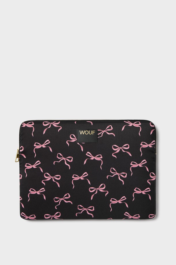 WO 데일리 줄리엣 랩탑 슬리브 13&14는 13인치 및 14인치 노트북을 위한 가방입니다. 블랙과 핑크 두 가지 색상으로 출시되었으며, 폴리에스테르와 가죽 소재를 사용하여 제작되었습니다. 방수 기능과 충격 보호 기능이 있으며, 재활용 소재와 양면 패딩으로 환경과 안전을 모두 고려했습니다. YKK 지퍼와 WR 코팅 및 리본 패턴 디자인이 특징이며, 사각형 모양에 지퍼형 잠금 방식으로 편리하게 사용할 수 있습니다. 데일리 컬렉션으로 일상생활에서 스타일리시하게 활용할 수 있습니다.
