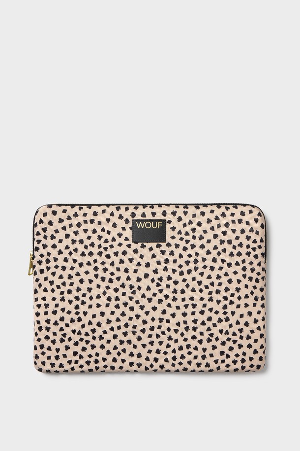 WO 데일리 럭키 랩탑슬리브 13&14는 13/14인치 노트북을 보호하는 가방입니다. 베이지와 블랙 두 가지 색상으로 제공되며, 폴리에스테르와 가죽 소재를 사용하여 제작되었습니다. 방수 기능과 충격 보호 기능으로 외부 충격으로부터 노트북을 안전하게 보호합니다. 재활용 소재를 사용하여 제작되었으며, 양면 패딩 처리와 YKK 지퍼, WR 코팅으로 내구성을 높였습니다. 레오파드 패턴과 사각형 디자인이 특징인 미디엄 사이즈 노트북 슬리브입니다.
