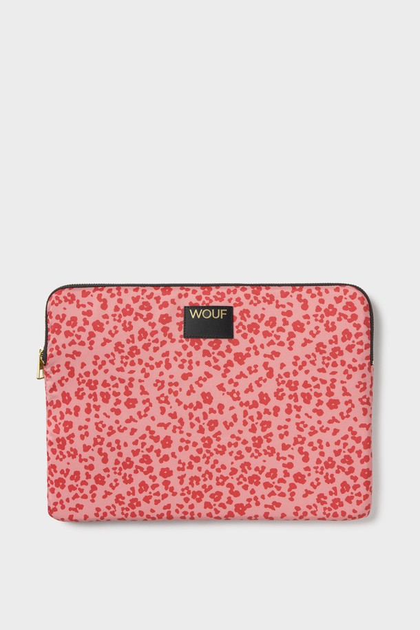 WO 데일리 로어 랩탑슬리브 13&14는 13/14인치 노트북을 안전하게 보호해주는 미디엄 사이즈의 노트북 슬리브입니다. 재활용 페트병 소재를 사용하여 제작되었으며, 핑크색 레오파드 패턴으로 포인트를 주었습니다. 외부 충격으로부터 안전하게 보호해주는 양면 패딩 처리와 방수 기능을 갖추어, 소지품을 안전하게 보호합니다. YKK 지퍼를 사용하여 부드럽고 안정적인 사용감을 제공하며, 데일리 컬렉션 제품으로 일상생활에서 편리하게 사용할 수 있습니다. 가볍고 실용적인 디자인으로, 랩탑을 스타일리시하게 휴대할 수 있습니다.
