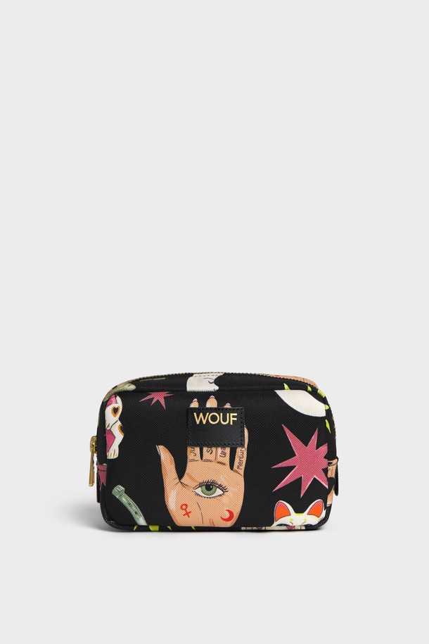 WO 데일리 포르투나 메이크업 백 15x10x6.5는 여성 사용자를 위해 디자인된 미니 사이즈 메이크업 백입니다. 데이트룩, 쇼핑룩, 여행룩 등 다양한 TPO에 어울리며, 미니멀, 클래식, 캐주얼 스타일을 연출하기 좋습니다. 폴리에스테르와 가죽 소재를 사용하여 튼튼하며, 가방 내부는 방수 및 생활 방수 기능이 있어 내용물을 안전하게 보호합니다. 15 x 10 x 6.5 cm 크기의 사각 형태로, 재활용 소재와 지속 가능한 소재를 사용하여 제작되었으며, YKK 지퍼와 친환경 잉크 프린팅으로 마감되었습니다. 메인 수납공간 1개로 구성되어 실용성을 더합니다.
