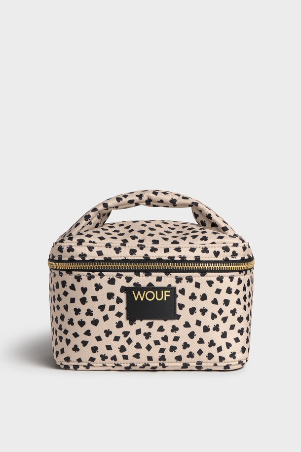 WO 데일리 럭키 베니티백 20x12x15는 여성용 베니티백입니다. 베이지와 블랙 두 가지 색상으로 출시되었으며, 폴리에스테르 소재로 제작되어 가볍고 튼튼합니다. 미디엄 사이즈에 사각 모양으로, 도트와 하트 무늬가 사랑스러운 디자인을 더합니다. 방수 기능과 손잡이가 있어 실용적이며, 20x12x15 크기로 화장품 및 세면도구 수납에 적합합니다. 데일리 컬렉션으로, 여행룩이나 캐주얼, 미니멀, 클래식 스타일 모두에 잘 어울립니다.
