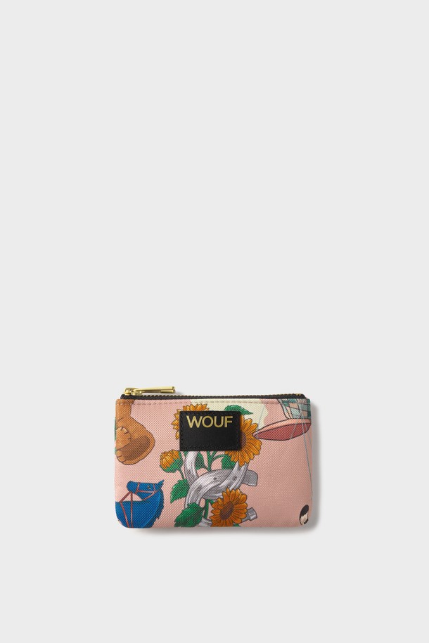 WO 데일리 서커스 월릿 13x9x1은 폴리에스테르와 가죽 소재를 사용하여 제작된 미니 사이즈의 장지갑입니다. 방수 기능을 갖추고 있으며, 카드 수납과 지퍼형 잠금 방식으로 편리함을 더했습니다. 프린트 패턴과 사각형 모양으로 디자인되었으며, 재활용 소재를 사용하여 환경까지 생각했습니다. 데이트룩, 쇼핑룩 등 다양한 TPO에 미니멀, 클래식, 캐주얼 스타일로 연출하기 좋습니다.
