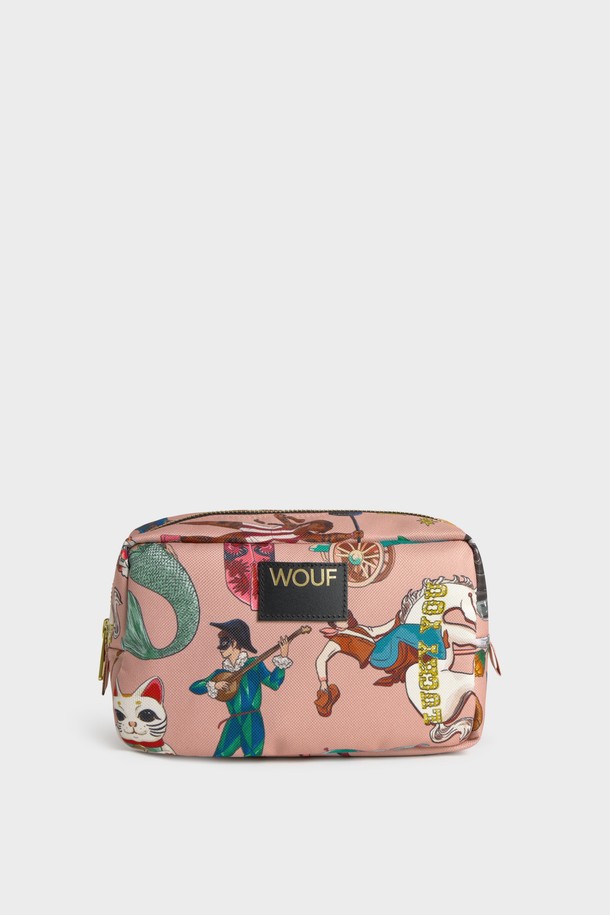 **WO 데일리 서커스 토일레트리백 20x13x9.5**는 여성용 토일레트리백입니다. 핑크 컬러의 폴리에스터와 가죽 소재로 제작되어, 방수 및 생활 방수 기능으로 내용물을 안전하게 보호합니다. 내부 포켓이 있어 수납력을 높였으며, 재활용 소재를 사용하여 환경까지 생각했습니다. 가방은 사각형 모양에 지퍼형 잠금 방식으로, 여행룩과 캐주얼 및 미니멀 스타일을 연출하기에 적합합니다. YKK 지퍼를 사용하여 내구성을 높였으며, 귀여운 캐릭터 프린트와 스몰 사이즈로 데일리 및 여행용으로 활용도가 높습니다.
