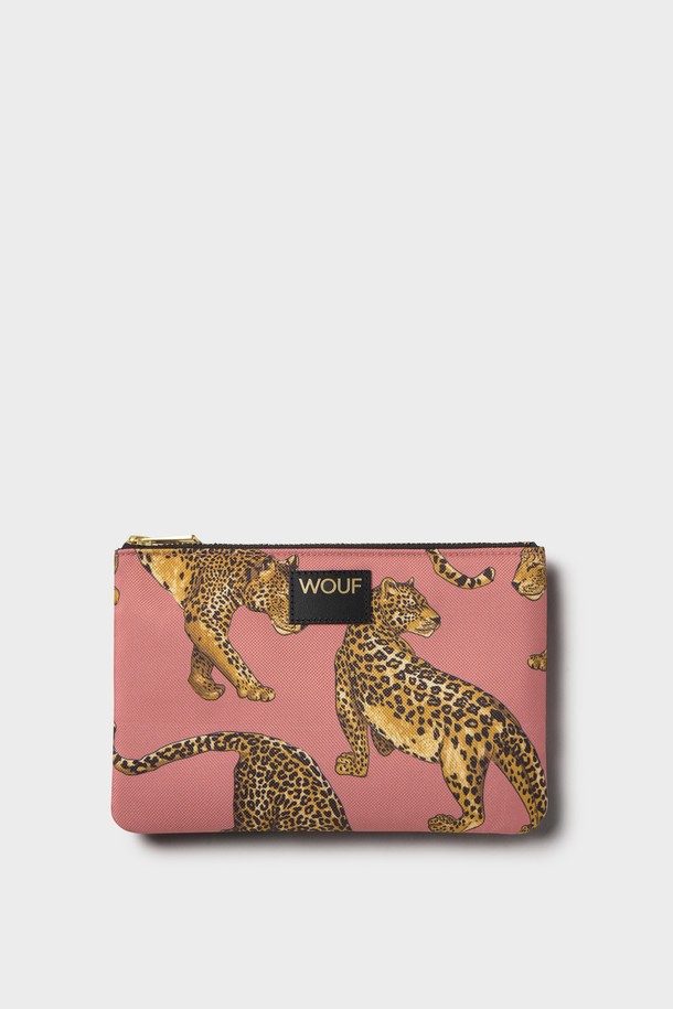 WO 데일리 블러쉬레오파드 파우치 21x14x1는 캐주얼, 미니멀, 로맨틱 스타일을 추구하는 여성분들을 위한 파우치입니다. 핑크 컬러의 폴리에스테르와 가죽 소재, 레오파드 패턴으로 디자인되어 여행룩, 휴가룩에 잘 어울립니다. 21x14x1 사이즈의 사각 형태이며, 지퍼 잠금 방식으로 소지품을 안전하게 보관할 수 있습니다. 생활 방수 기능과 YKK 지퍼, 재활용 소재를 사용하여 실용성을 높였습니다. 일상과 여행에서 유용하게 사용할 수 있는 미니 사이즈 파우치입니다.
