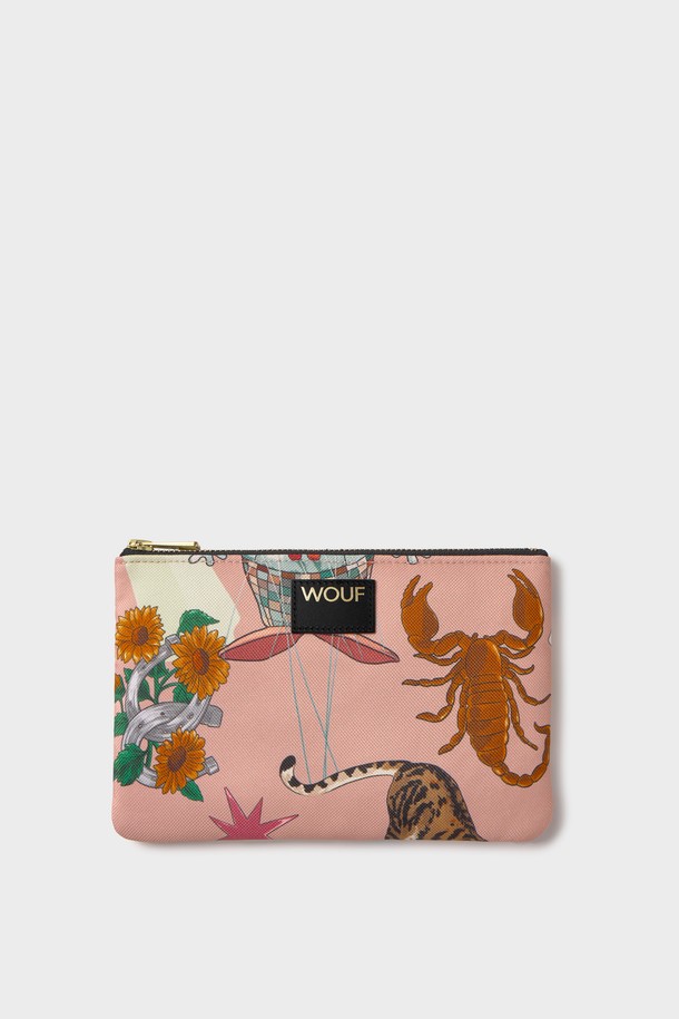WO(더블유오) 데일리 서커스 파우치 21x14x1는 여성 고객을 위한 스몰 사이즈 파우치입니다. 핑크 컬러에 폴리에스테르와 가죽 소재를 사용하여 제작되었으며, 플라워 및 애니멀 프린트가 돋보이는 디자인입니다. 방수 및 생활 방수 기능을 갖추어 실용성을 더했으며, YKK 지퍼를 사용하여 내구성을 높였습니다. 캐주얼, 걸리시, 미니멀 스타일의 데이트룩, 카페룩, 여행룩에 잘 어울리는 데일리 컬렉션 파우치입니다. 재활용 소재를 사용하여 환경까지 생각했습니다.
