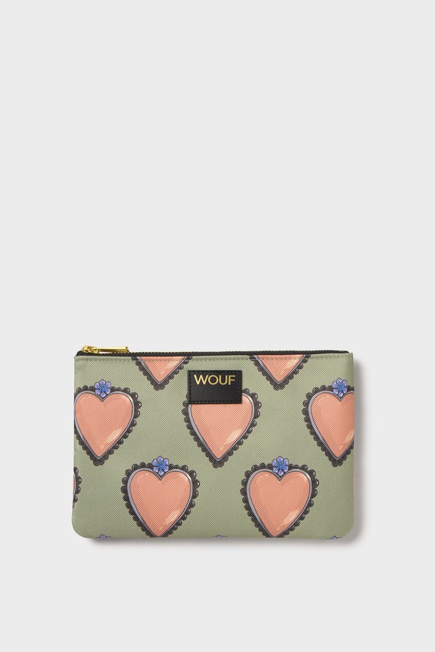 WO 데일리 글로우 파우치 21x14x1는 데이트룩, 쇼핑룩에 잘 어울리는 여성용 파우치입니다. 미니멀, 캐주얼, 걸리시 스타일을 추구하는 분들께 추천하며, 그린과 핑크 두 가지 색상으로 출시되었습니다. 사각형 디자인에 하트 패턴과 프린트 무늬가 돋보이며, 방수 기능과 YKK 지퍼를 사용하여 실용성을 높였습니다. 재활용 소재를 사용하여 제작되었으며, 열쇠, 여권 등 소형 물품을 수납하기에 적합한 단일 수납공간을 제공합니다. 사이즈는 스몰이며, 일상생활에서 유용하게 사용할 수 있습니다.
