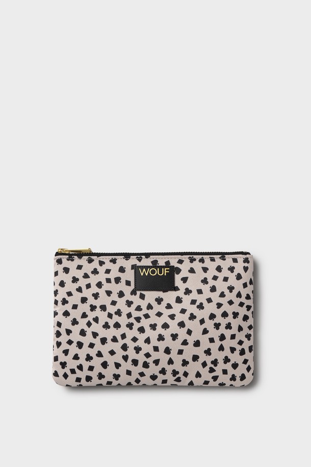 WO 데일리 럭키 파우치 21x14x1는 데이트룩, 쇼핑룩, 카페룩에 어울리는 여성용 파우치입니다. 미니멀, 클래식, 캐주얼 스타일을 즐기는 분들께 적합하며, 베이지와 블랙 두 가지 색상으로 제공됩니다. 21x14x1 사이즈의 사각 형태 파우치로, 폴리에스테르와 가죽 소재, YKK 지퍼, 하트 무늬가 특징입니다. 방수 기능을 갖춰 실용적이며, 여권 및 키 수납이 가능하고 재활용 소재를 사용하여 제작되었습니다.
