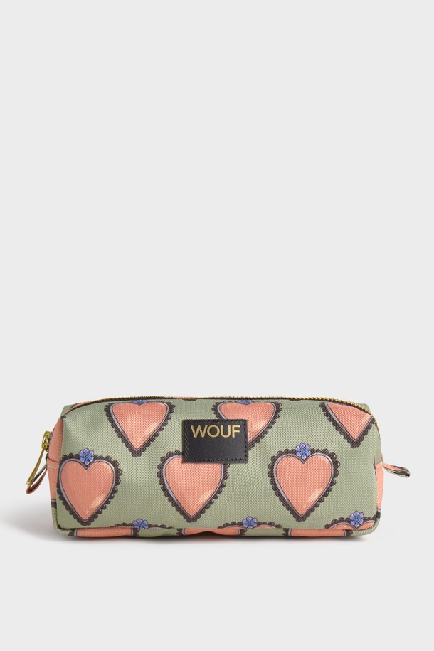 WO 데일리 글로우 펜슬케이스20x7x6.5는 부드러운 촉감의 폴리에스테르와 가죽 소재로 제작된 여성용 필통입니다. 카키와 핑크 두 가지 색상으로 제공되며, 하트 패턴이 사랑스러운 디자인을 더합니다. 가볍고 실용적인 스몰 사이즈의 원통형 필통으로, 100% 재활용 폴리에스터 소재와 YKK 지퍼를 사용하여 내구성을 높였습니다. 방수 기능과 단일 수납공간으로 데이트룩, 동네 마실룩, 카페룩 등 다양한 TPO에 어울립니다. 캐주얼, 미니멀, 걸리시 스타일을 즐기는 분들께 추천합니다.

