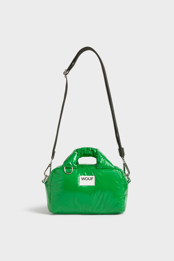 WO(더블유오) 글로시 바질 볼링백 20x14x11은 여성용 가방으로, 미디엄 사이즈의 원통형 볼링백입니다. 그린 컬러의 광택(글로시) 소재가 돋보이며, 폴리에스테르와 가죽의 조화가 세련된 느낌을 줍니다. 지퍼 잠금 방식에 탈부착 가능한 숄더 스트랩, 내부 포켓, 패딩 핸들 등의 특징을 갖춰 실용성을 더했습니다. 데이트룩, 쇼핑룩, 여행룩 등 다양한 TPO(Time, Place, Occasion)에 클래식, 미니멀, 시크한 스타일로 연출하기 좋습니다. 재활용 소재, YKK(와이케이케이) 지퍼, WR(더블유알) 코팅을 사용하여 완성도를 높였습니다.
