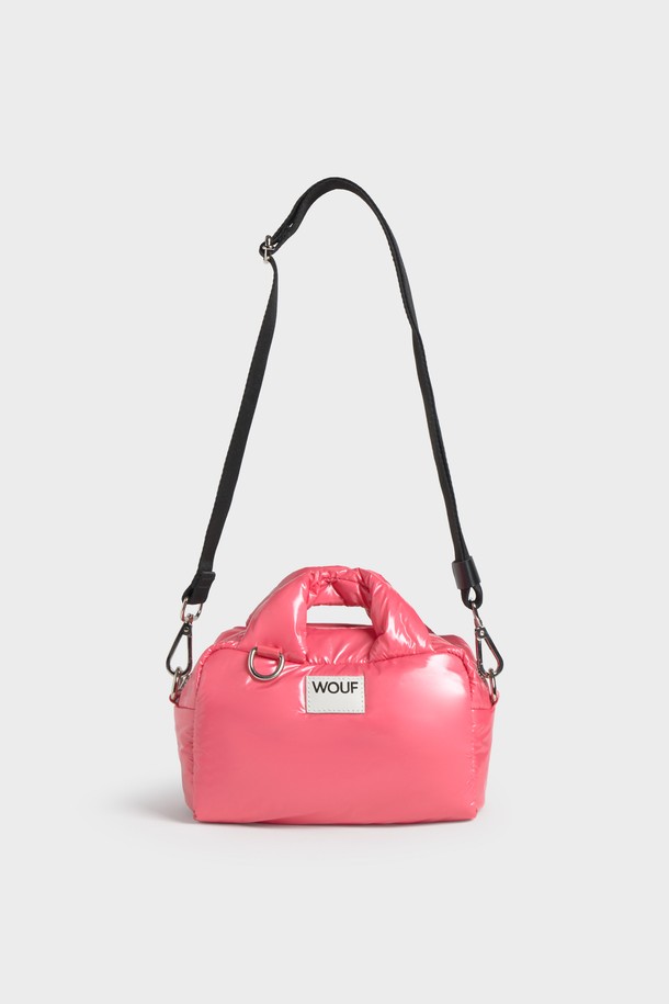WO 글로시 캔디 볼링백20x14x11은 여성 고객을 위한 미디엄 사이즈의 볼링백입니다. 핑크 컬러의 글로시한 폴리에스테르와 가죽 소재로 제작되었으며, 원통형 디자인에 지퍼와 스트랩 디테일이 돋보입니다. 방수 기능을 갖추어 실용성을 더하며, 내부 포켓, 패딩 핸들, 탈부착 가능한 어깨 스트랩, 최대 110cm 길이의 스트랩을 갖추고 있습니다. 데이트룩, 쇼핑룩, 카페룩 등 다양한 TPO에 미니멀, 걸리시, 클래식 스타일을 연출할 수 있으며, 재활용 소재를 사용하여 제작되었습니다.
