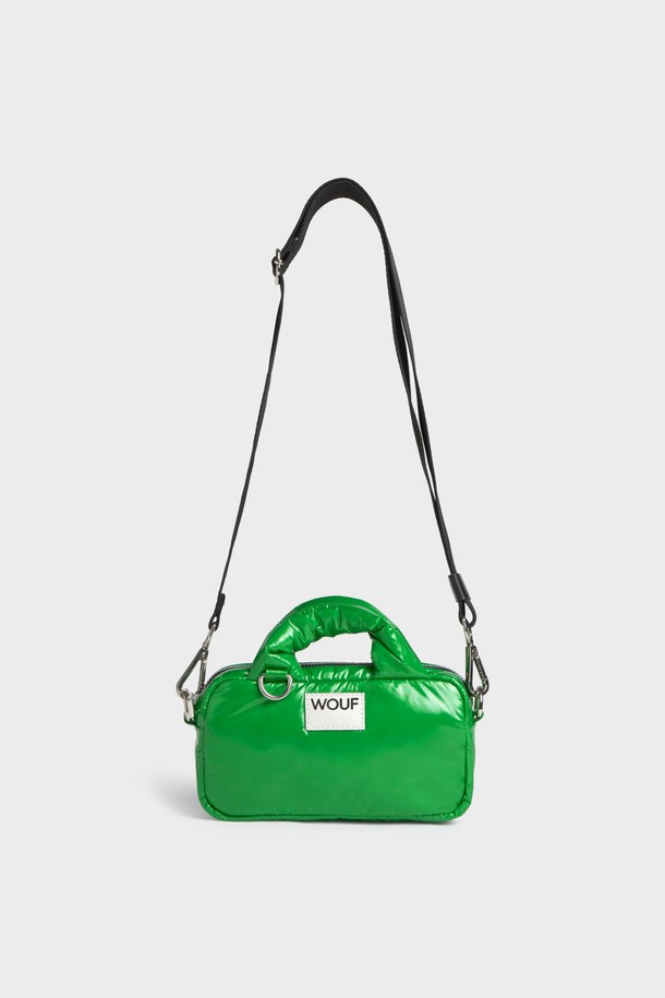 WO(더블유오) 글로시 바질 미니백은 세련된 스타일을 완성하는 여성용 미니백입니다. 방수 기능과 넉넉한 수납력을 갖춰 일상생활에서 실용적으로 사용할 수 있습니다. 부드러운 폴리에스테르 소재에 글로시한 표면 처리가 돋보이며, 사각 쉐입과 패딩 디자인이 특징입니다. 조절 가능한 숄더 스트랩과 탈부착 가능한 크로스 스트랩으로 다양한 연출이 가능하며, 내부 포켓과 지퍼형 잠금 방식으로 편리함을 더했습니다. 재활용 소재를 사용하여 제작되었으며, 최대 110cm 길이의 스트랩과 YKK 지퍼를 적용하여 퀄리티를 높였습니다. 동네 마실룩, 쇼핑룩 등 캐주얼, 미니멀, 시크한 스타일에 잘 어울립니다.
