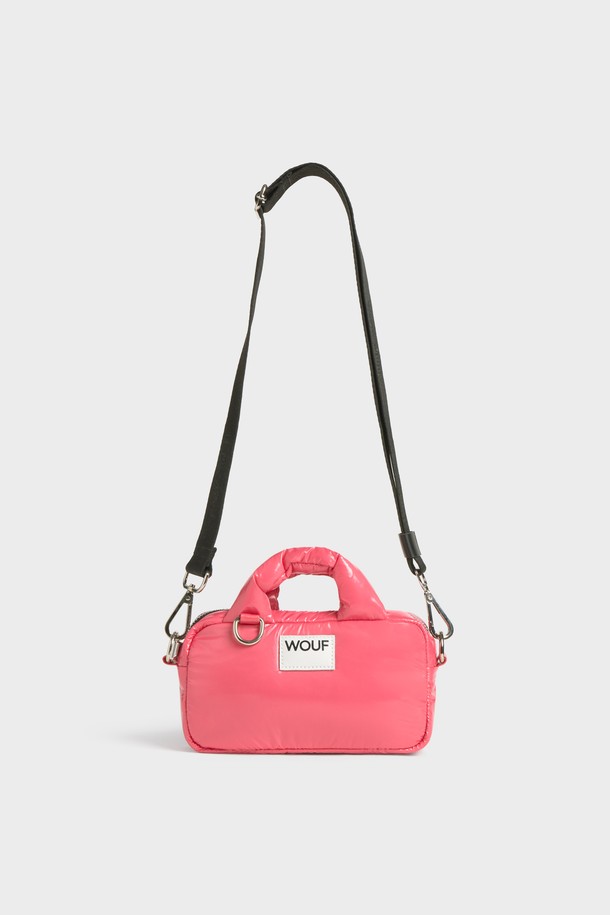 WO 글로시 캔디 미니백 19x11x6은 여성용 미니백으로, 글로시한 텍스처가 돋보이는 제품입니다. 폴리에스테르와 가죽 소재를 사용하여 제작되었으며, 방수 기능과 YKK 지퍼 잠금 방식을 갖추었습니다. 내부 포켓과 조절 가능한 크로스 스트랩으로 실용성을 더했으며, 사각 디자인에 패딩 핸들로 포인트를 주었습니다. 데이트룩, 쇼핑룩, 카페룩 등 다양한 TPO에 미니멀, 클래식, 캐주얼 스타일로 활용하기 좋습니다.
