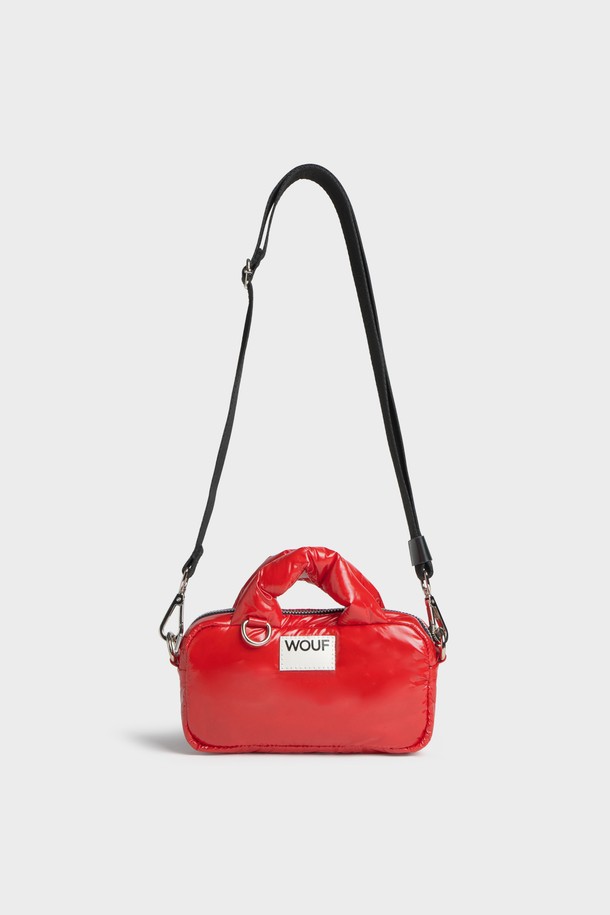 WO 글로시 체리 미니백은 여성용 미니백입니다. 광택감 있는 레드 컬러의 폴리에스테르/가죽 혼방 소재로 제작되었으며, 패딩 디자인이 돋보이는 원통형 가방입니다. 방수 기능이 있으며, 탈부착 가능한 크로스 스트랩과 내부 포켓, YKK 지퍼를 적용하여 실용성을 높였습니다. 데이트룩, 쇼핑룩, 카페룩 등 다양한 TPO에 미니멀, 클래식, 캐주얼 스타일로 연출하기 좋습니다.
