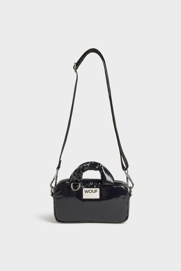 WO（우） 글로시 뉘 미니백 19x11x6는 세련된 스타일을 연출하는 여성용 미니백입니다. 부드러운 폴리에스테르와 가죽 소재의 조화, 글로시한 패딩 디자인으로 시크하고 미니멀한 무드를 선사합니다. 19x11x6 사이즈의 사각 모양으로, 숄더 스트랩 조절 및 탈부착이 가능하여 크로스백으로도 활용할 수 있습니다. 내부 포켓과 지퍼 잠금 방식으로 실용성을 더했으며, 데이트룩, 쇼핑룩, 모임룩 등 다양한 때와 장소에 매치하기 좋습니다. 블랙 컬러로 어떤 스타일에도 쉽게 코디할 수 있어 활용도가 높습니다.