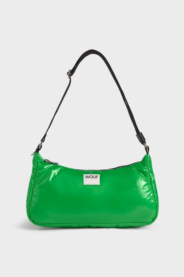 WO(더블유오) 글로시 바질 숄더백 34x18x10은 여성용 숄더백입니다. 그린 컬러의 폴리에스테르 및 가죽 소재로 제작되었으며, 광택감 있는 텍스처가 특징입니다. 미디엄 사이즈의 반원 형태 가방으로, 내부 수납공간과 조절 가능한 스트랩, 지퍼형 잠금 방식이 적용되어 실용성을 더했습니다. 재활용 소재를 사용하여 제작되었으며, 최대 100cm까지 스트랩 길이 조절이 가능합니다. 데이트룩, 쇼핑룩에 미니멀, 클래식, 캐주얼 스타일을 연출하기 좋습니다.
