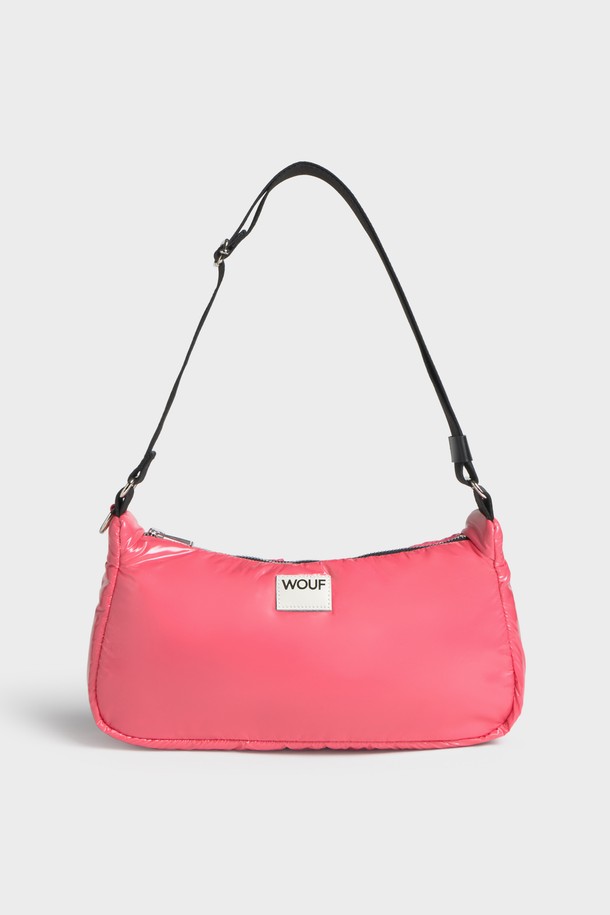 WO 글로시 캔디 숄더백 34x18x10은 세련된 스타일을 연출하는 여성 숄더백입니다. 체리 바질 컬러의 무지 디자인과 글로시한 마감, 가죽 디테일이 돋보이는 제품입니다. 부드러운 폴리에스테르와 가죽 소재로 제작되었으며, 미디엄 사이즈로 데이트룩, 쇼핑룩, 카페룩 등 다양한 TPO에 잘 어울립니다. 숄더백과 크로스백으로 활용 가능하며, 내부 포켓과 조절 가능한 스트랩, 메인 수납공간, 지퍼형 잠금방식으로 실용성을 더했습니다. 반원 모양의 디자인은 클래식, 미니멀, 캐주얼 스타일 모두에 매치하기 좋습니다.
