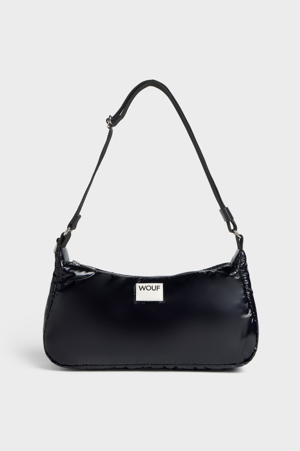 WO(더블유오) 글로시 뉘 숄더백 34x18x10은 여성용 숄더백입니다. 체리 바질 컬러에 폴리에스테르와 가죽 소재로 제작되었으며, 미디엄 사이즈의 사각 쉐입입니다. 방수 기능과 넉넉한 수납 공간을 갖추었고, 지퍼형 잠금 방식으로 내용물을 안전하게 보호합니다. 재활용 소재를 사용하여 환경을 생각했으며, 글로시한 텍스처와 조절 가능한 스트랩, 내부 포켓, 크로스백 겸용이 가능한 실용적인 디자인입니다. 데이트룩, 쇼핑룩, 여행룩 등 다양한 TPO에 미니멀, 클래식, 캐주얼 스타일로 연출하기 좋습니다.
