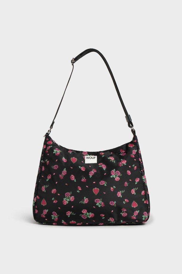 WO 스튜디오 블룸 호보백 40x28x12는 여성용 호보백으로, 미니멀, 클래식, 캐주얼 스타일을 모두 소화할 수 있습니다. 블랙 컬러의 폴리에스테르와 가죽 소재로 제작되었으며, WO 스튜디오 시그니처 패턴이 돋보입니다. 넉넉한 수납력을 자랑하며 방수 기능까지 갖춰 실용적입니다. 데이트룩, 쇼핑룩에 어울리며, 조절 가능한 숄더 스트랩과 크로스백 착용이 가능하여 편리합니다. 내부 포켓과 재활용 소재 사용으로 기능성과 친환경성을 모두 갖춘 아이템입니다.
