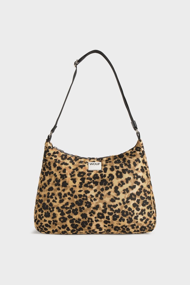 WO 스튜디오 펠라인 호보백 40x28x12는 모던하고 감각적인 디자인이 돋보이는 여성용 호보백입니다. 폴리에스테르와 가죽 소재를 사용하여 제작되었으며, 방수 기능을 갖춰 실용성을 높였습니다. 숄더백 또는 크로스백으로 착용 가능하며, 내부 수납공간과 YKK 지퍼를 적용해 편리함을 더했습니다. 100% 재활용 소재를 사용하여 제작되었으며, 어깨끈은 최대 100cm까지 조절 가능합니다. 데이트룩, 쇼핑룩, 카페룩 등 다양한 TPO에 캐주얼, 미니멀, 클래식 스타일로 연출하기 좋습니다.
