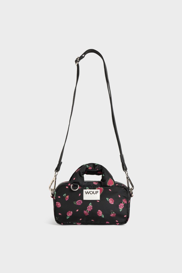 WO 스튜디오 블룸 미니백 19x11x6은 여성용 미니백으로, 데이트룩, 쇼핑룩, 카페룩 등 다양한 TPO에 잘 어울립니다. 미니멀, 캐주얼, 클래식 스타일을 아우르는 디자인으로, 폴리에스테르와 가죽 소재의 조화가 돋보입니다. 방수 기능을 갖춰 실용적이며, 탈부착 가능한 숄더 스트랩과 숄더 스트랩 조절, 내부 포켓, 친환경 소재 사용 등 섬세한 기능성을 갖췄습니다. 사각형 디자인에 패딩 핸들 장식이 포인트이며 YKK 지퍼를 사용하여 내구성을 높였고, 최대 숄더 스트랩 길이는 110cm입니다.
